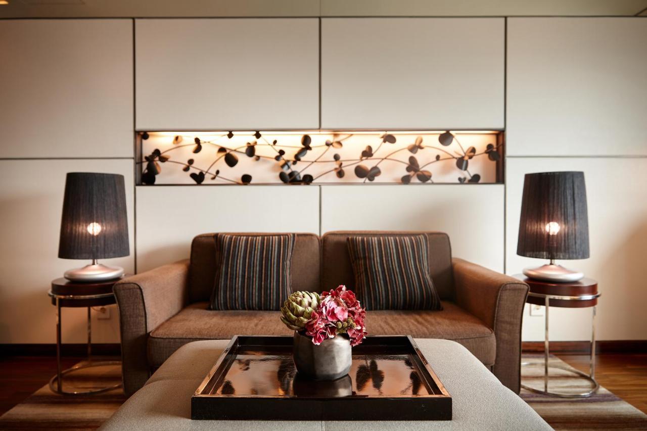 Lotte Hotel Busan Eksteriør bilde A living room in a suite at The Ritz-Carlton, Singapore