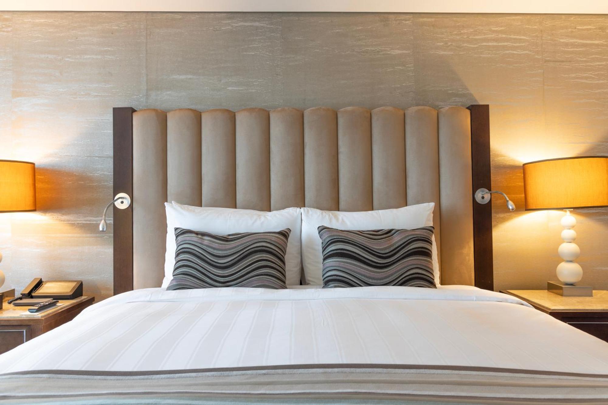 Lotte Hotel Busan Eksteriør bilde A bed with a headboard