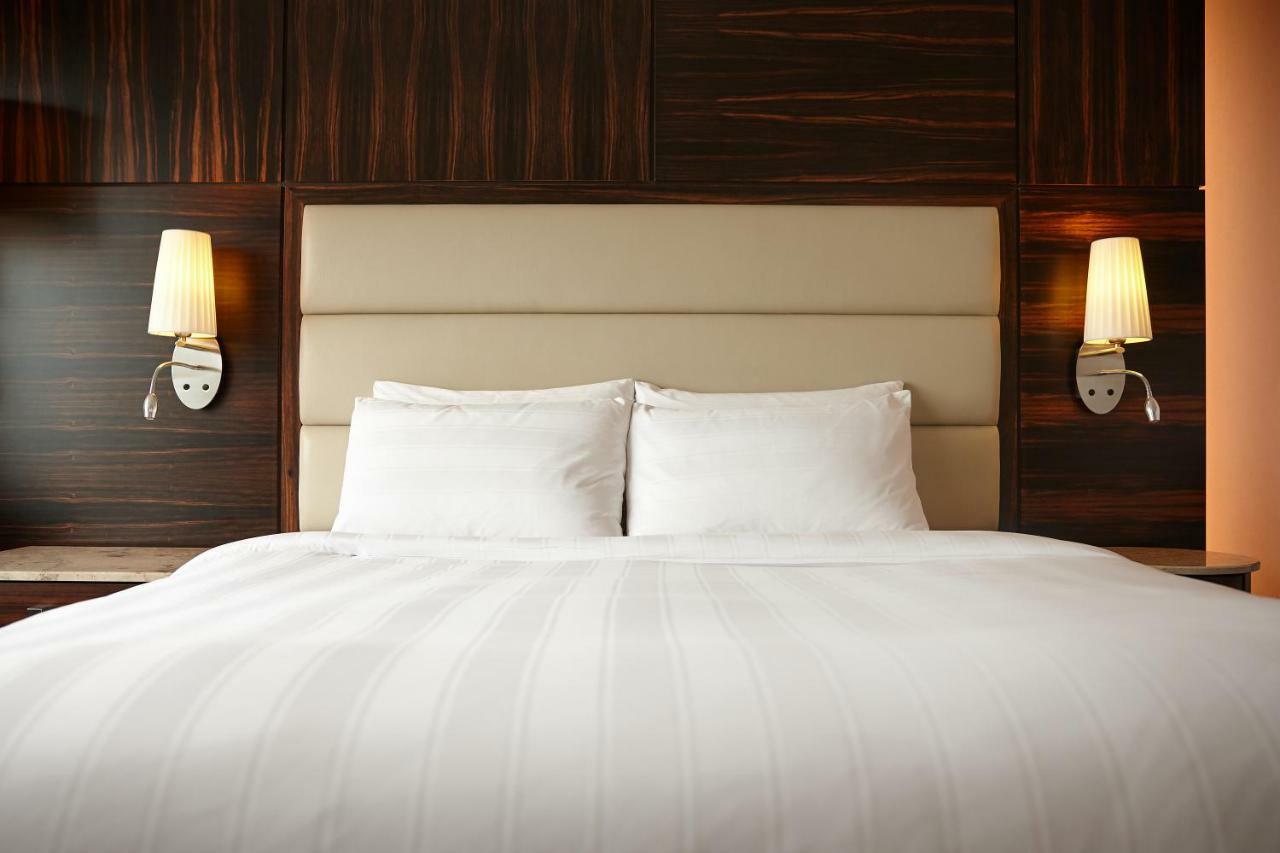 Lotte Hotel Busan Eksteriør bilde A bed with two pillows