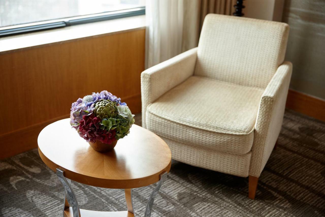 Lotte Hotel Busan Eksteriør bilde A chair and a table
