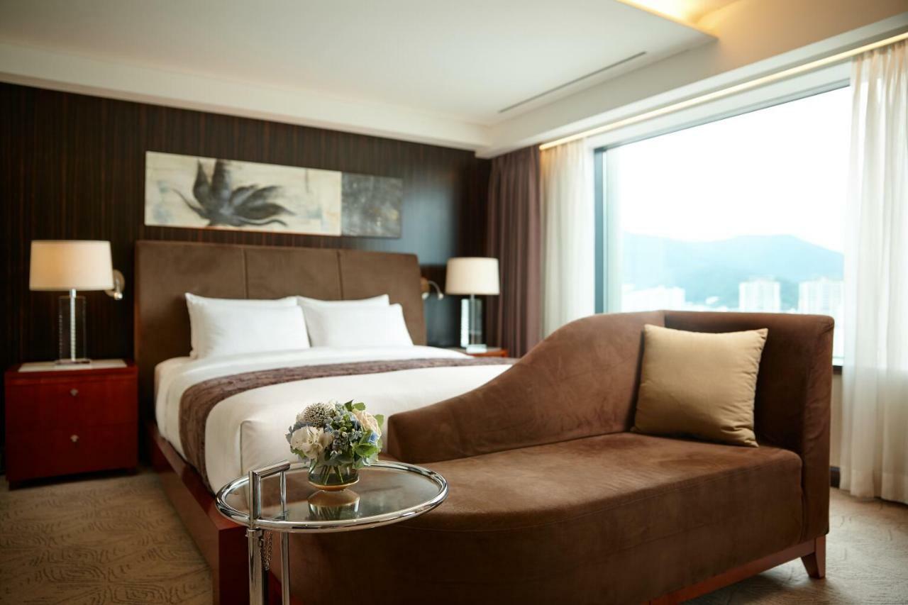 Lotte Hotel Busan Eksteriør bilde A bedroom at the hotel