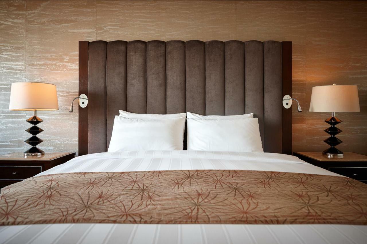 Lotte Hotel Busan Eksteriør bilde A bed with a headboard